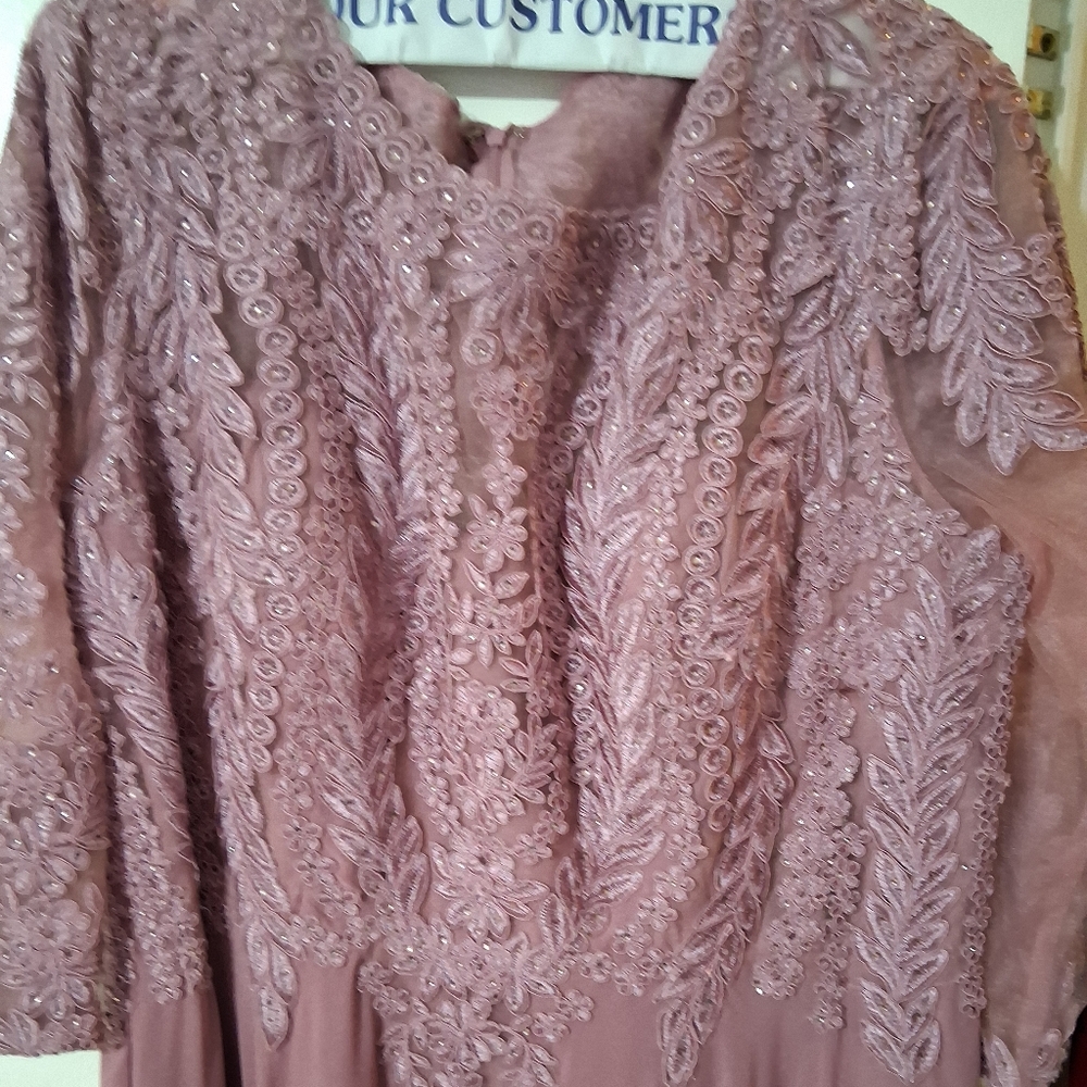 Elegant Mauve Lace Evening Gown - Picture 3 of 3